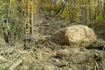 Masso sulla strada Chiaverano-Andrate